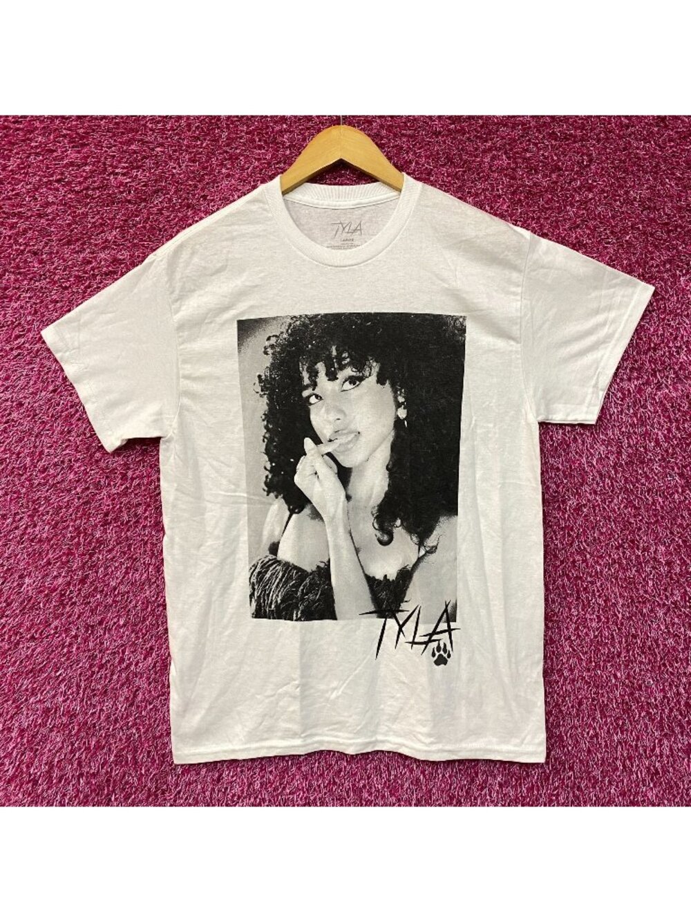 Tyla We Wanna Party Album Poster T-Shirt Large